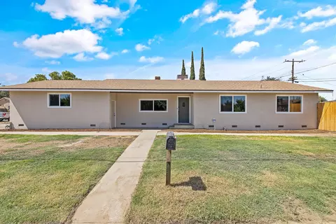 1030 W Bardsley Ave, Tulare, CA 93274