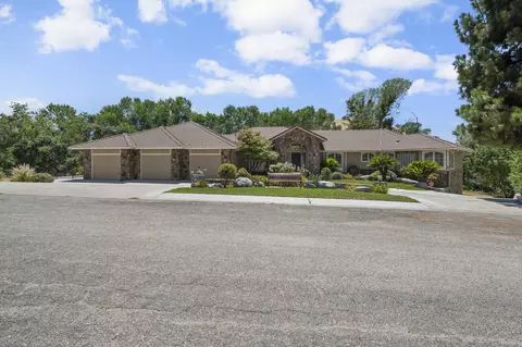 31727 Country Club Dr, Porterville, CA 93257