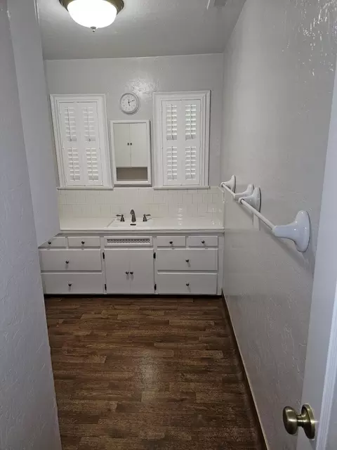 976 E San Joaquin Ave, Tulare, CA 93274 photo 17