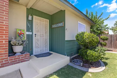 107 N Olive St, Lemoore, CA 93245 photo 4