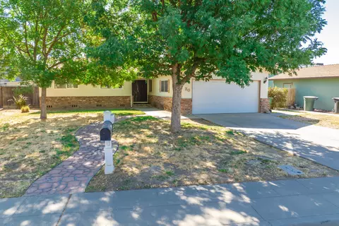30 S Olive St, Lemoore, CA 93245 photo 2