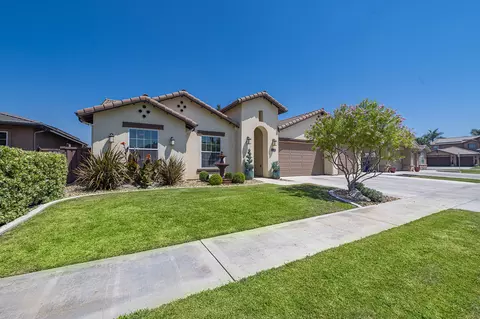 2668 Muirfield Ave NE, Tulare, CA 93274