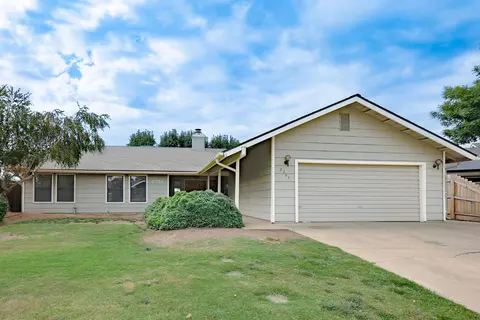 2205 E Vassar Dr, Visalia, CA 93292
