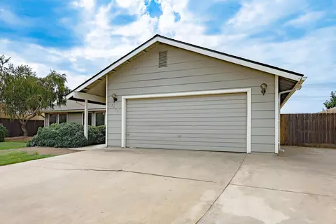 2205 E Vassar Dr, Visalia, CA 93292 photo 2