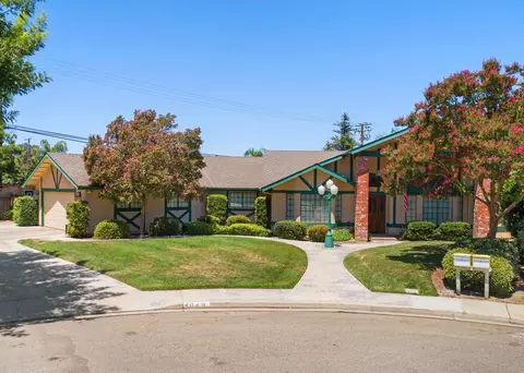 4040 W Robinwood Ct, Visalia, CA 93291