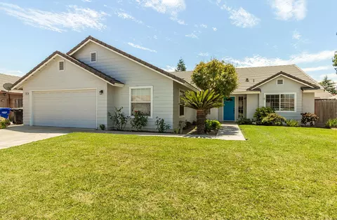 336 E Ramblewood Dr, Dinuba, CA 93618