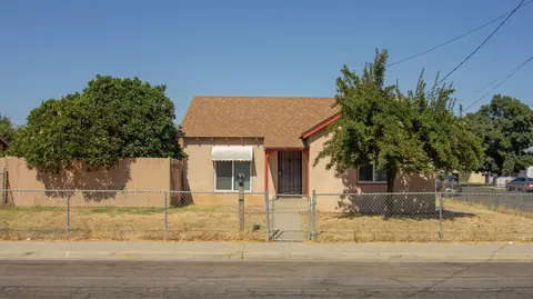1186 E Whittaker Way, Dinuba, CA 93618