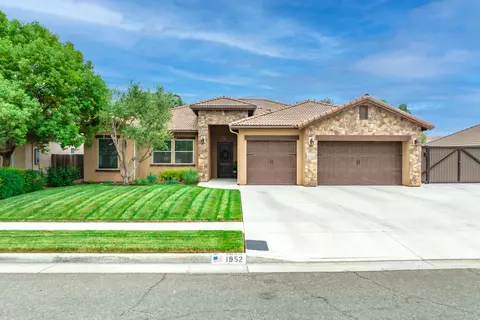 1952 Academy Ave, Tulare, CA 93274