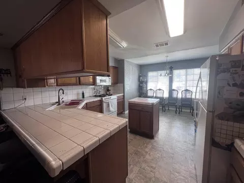 797 Heath Ct, Lemoore, CA 93245 photo 2