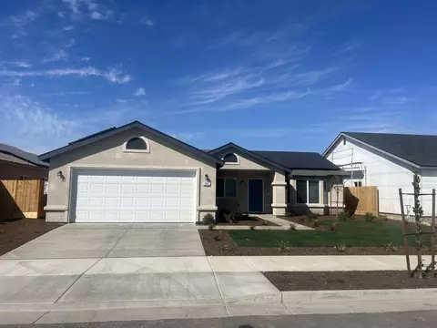 644 W Red Oak Ave S, Porterville, CA 93257