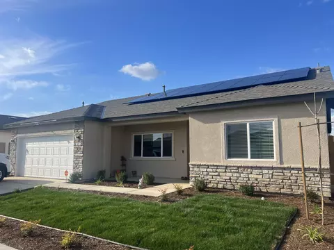624 W Red Oak Ave S, Porterville, CA 93257