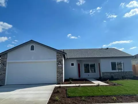 635 W Red Oak Ave N, Porterville, CA 93257