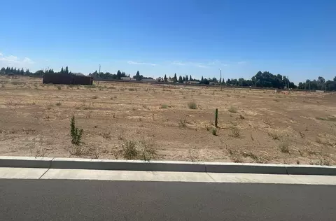 645 W Red Oak Ave N, Porterville, CA 93257