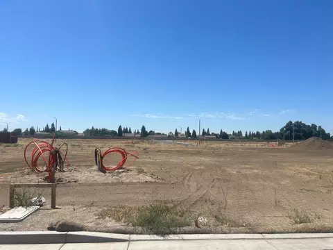 655 W Red Oak Ave N, Porterville, CA 93257