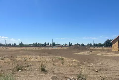 665 W Red Oak Ave N, Porterville, CA 93257