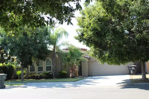 2201 W Wren Ave, Visalia, CA 93291