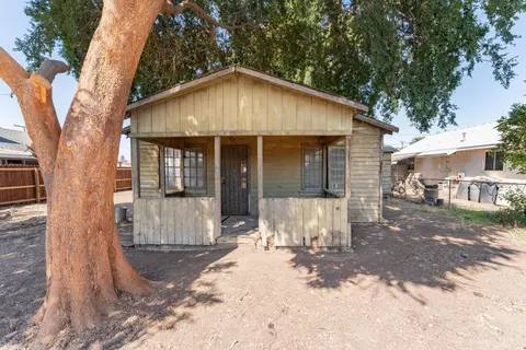 817 Olive Rd, Earlimart, CA 93219