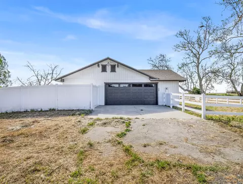 855 E Mt Whitney Ave, Laton, CA 93242 photo 9