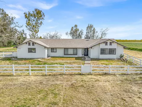 855 E Mt Whitney Ave, Laton, CA 93242