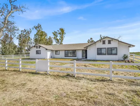 855 E Mt Whitney Ave, Laton, CA 93242 photo 2