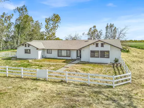 855 E Mt Whitney Ave, Laton, CA 93242 photo 3