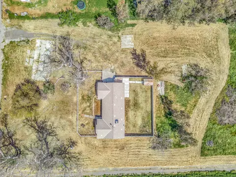 855 E Mt Whitney Ave, Laton, CA 93242 photo 7