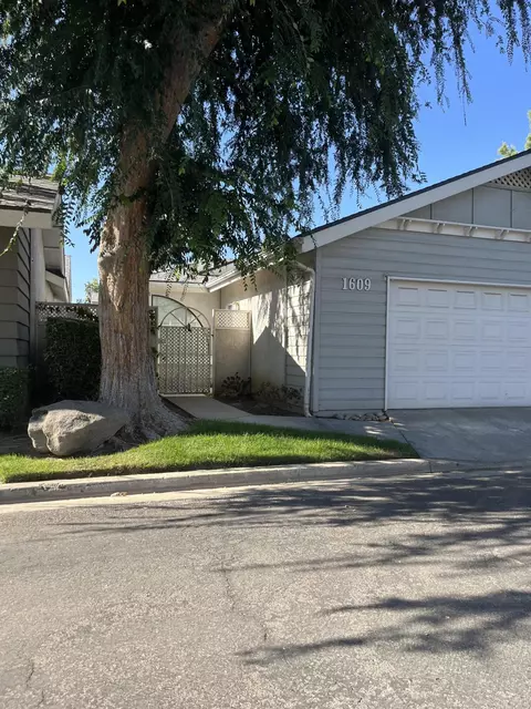1609 E Vassar Dr, Visalia, CA 93292