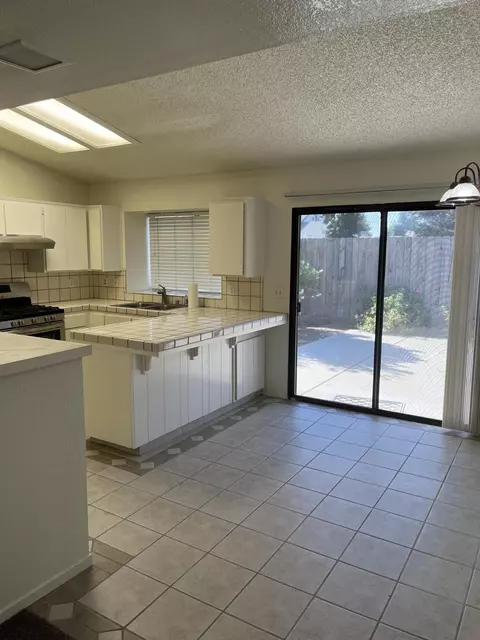 1609 E Vassar Dr, Visalia, CA 93292 photo 4