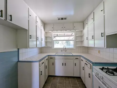 1052 E Academy Ave, Tulare, CA 93274 photo 7