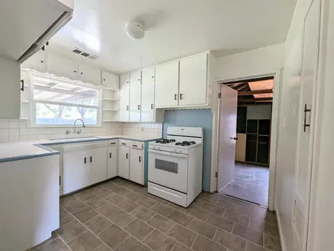 1052 E Academy Ave, Tulare, CA 93274 photo 8