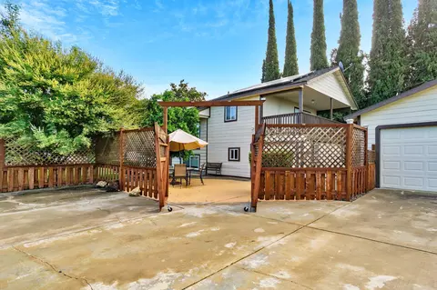 1820 Chinowth St, Visalia, CA 93277