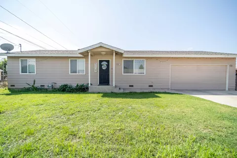 451 W Oakland St, Farmersville, CA 93223