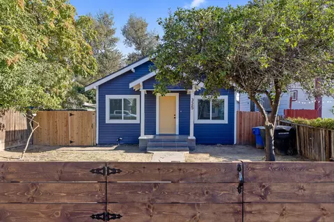 325 E 10th St, Hanford, CA 93230