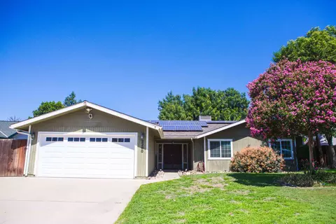 2200 E Hillcrest Ave, Visalia, CA 93292