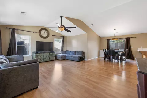 1382 Stinson Dr, Lemoore, CA 93245 photo 5