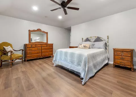 685 E Chevy Chase Dr, Tulare, CA 93274 photo 28