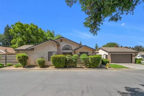 1749 E Babcock Ave, Visalia, CA 93292