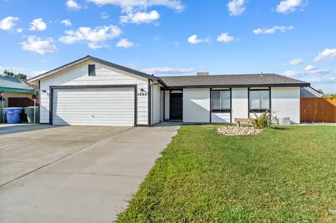1094 Clover Ln, Hanford, CA 93230