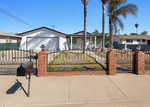 1004 E Ivy St, Hanford, CA 93230