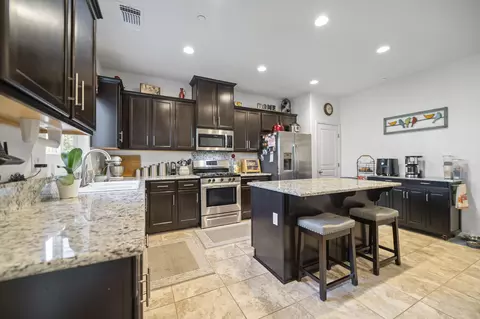 4016 E Kaweah Ave, Visalia, CA 93292 photo 2