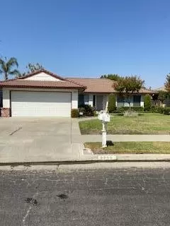 2721 W Pinewood Dr, Madera, CA 93637