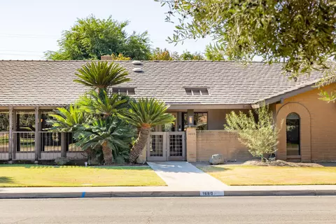 1660 Windsor Dr, Kingsburg, CA 93631