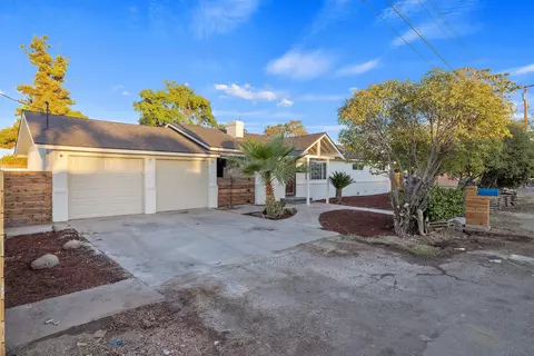 711 Rose Ln, Porterville, CA 93257