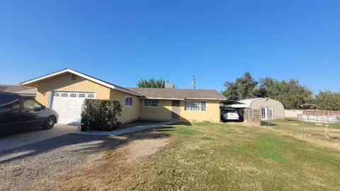 582 E Davis St, Pixley, CA 93256