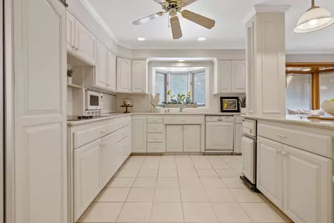 Kitchen - 676 Sol Rd, Visalia, CA 93292 photo 6 of 6