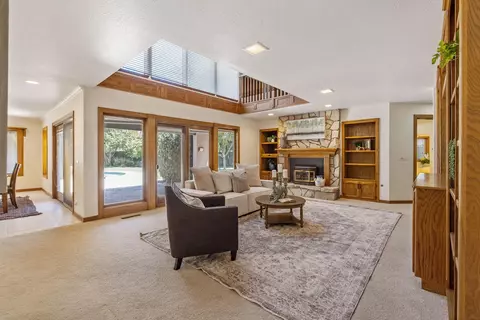 Living - 676 Sol Rd, Visalia, CA 93292 photo 11 of 15