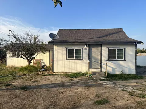1882 E Foster Dr, Tulare, CA 93274