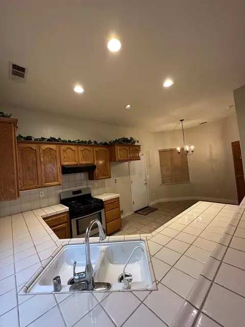 1775 Castle Way, Lemoore, CA 93245 photo 6