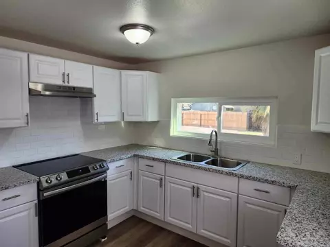 146 S E St, Tulare, CA 93274 photo 3