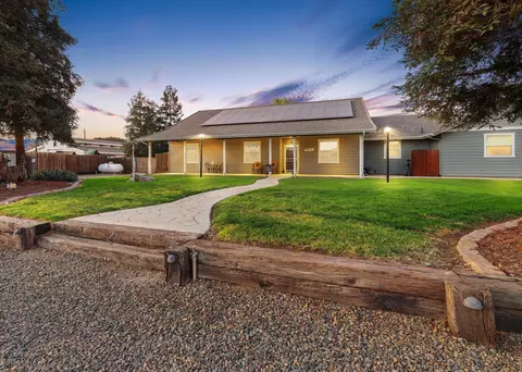 2202 W Morris Ct, Exeter, CA 93221